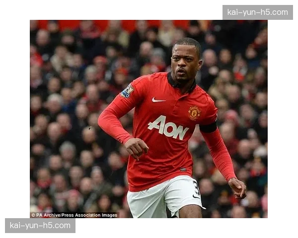 特写：巴黎市郊小球场的“社区足球日”，前国脚埃弗拉到场参与