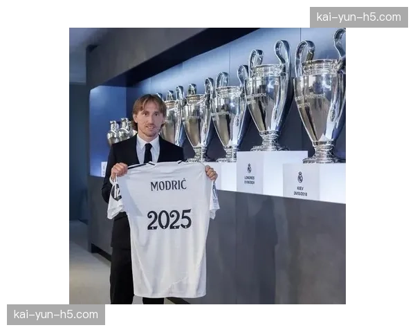 特写：37岁的莫德里奇，在替补席上为皇马年轻人鼓掌